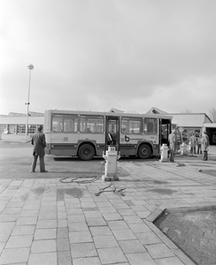 884694 Afbeelding van een kleine stadsbus (een midibus, WN-7000) van vervoersbedrijf westnederland, bij de remise van ...